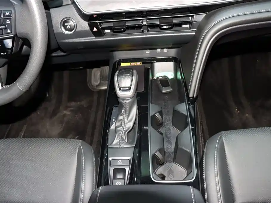 Toyota Camry 2024 Hybrid 2.0HGVP Luxury Edition фото 15