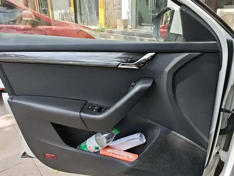 Škoda Octavia 2017 1.6L Manual Smart Edition фото 7