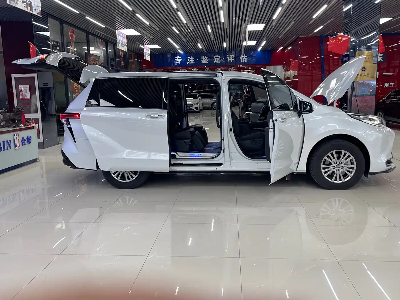 Toyota Sienna 2021 2.5L Hybrid Premium Edition фото 25