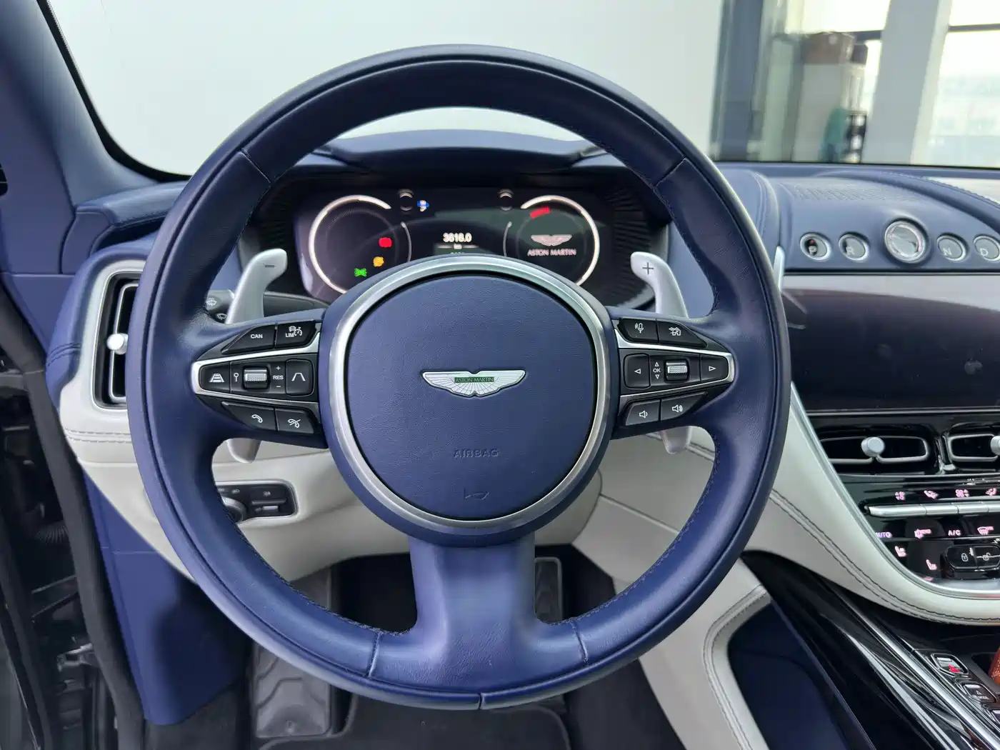 ASTON MARTIN DBX