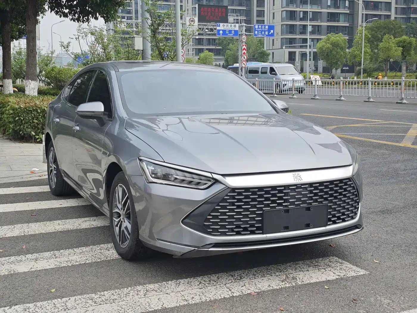 BYD Qin PLUS 2023 Champion Edition DM-i 120KM Leading Type фото 3
