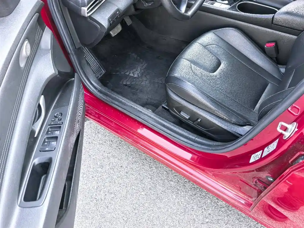 Hyundai Elantra 2021 1.5L CVT LUX Premium Edition фото 10