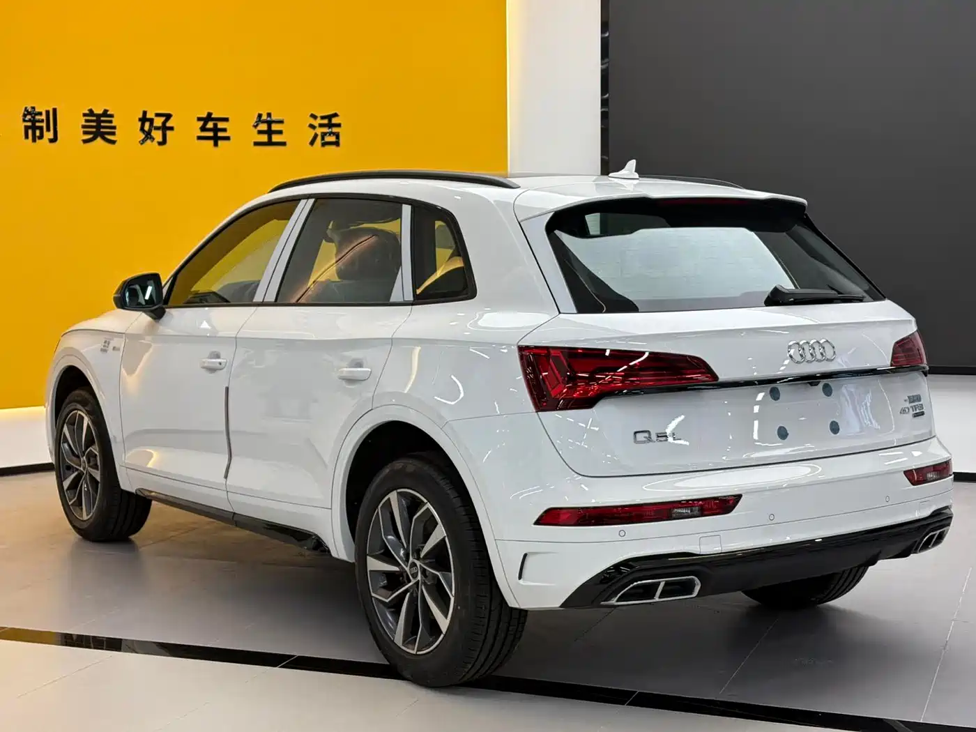 Audi Q5L 2024 Model 40 TFSI Luxury Dynamic фото 5