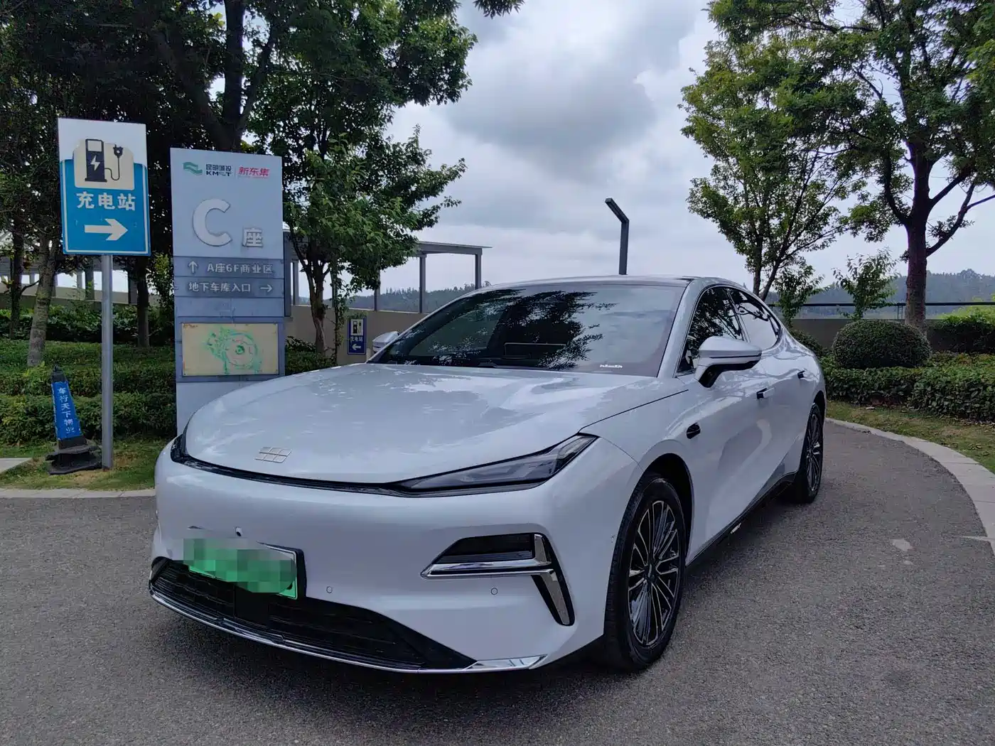 Geely Galaxy Galaxy Xingyao 8 2025 130km EM-i Premium Edition