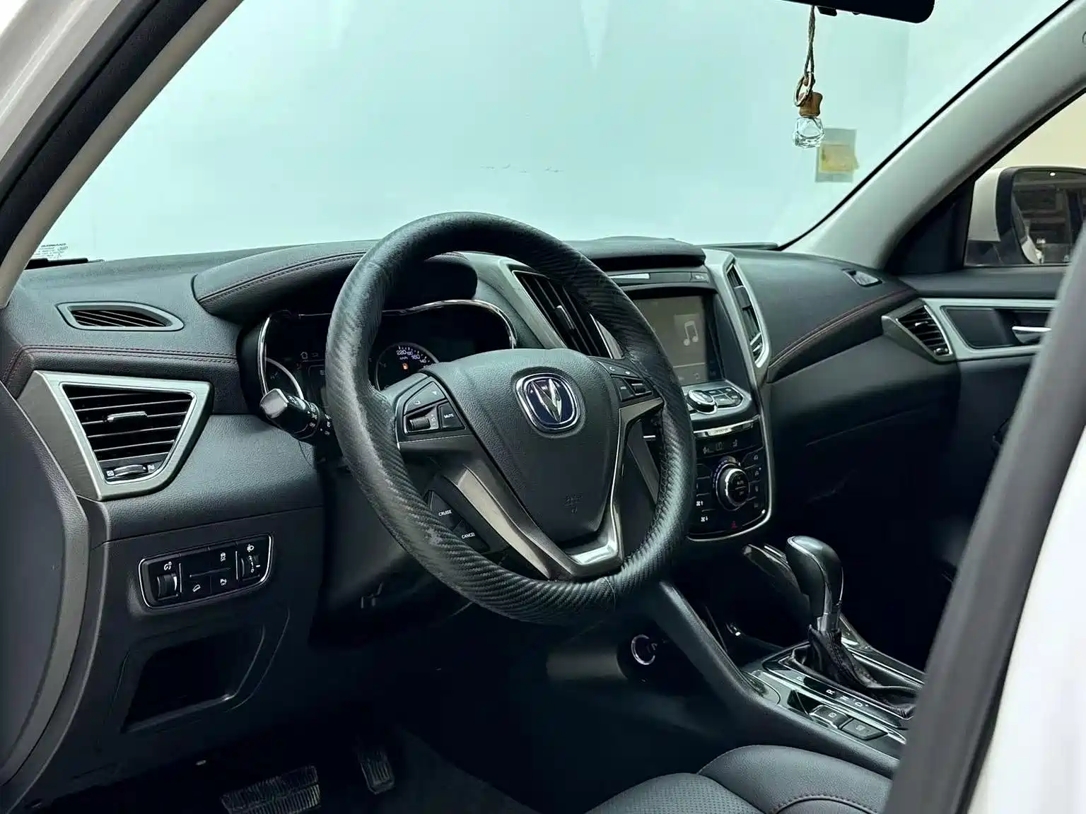 Фото 7 - Changan CS75