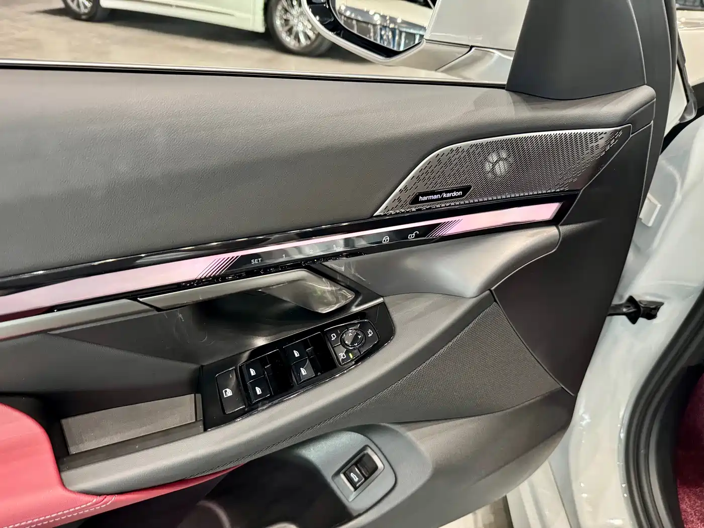 BMW 5 Series 2025 530Li Leading M Sport Package фото 6