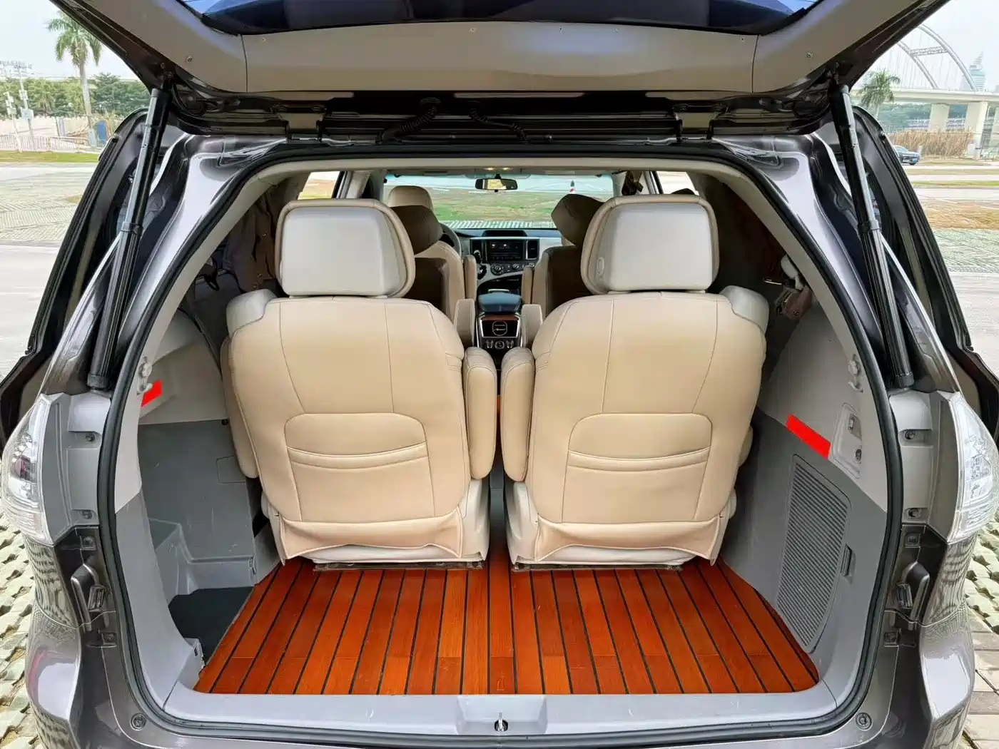 Toyota Sienna 2011 3.5L 2WD Automatic фото 16