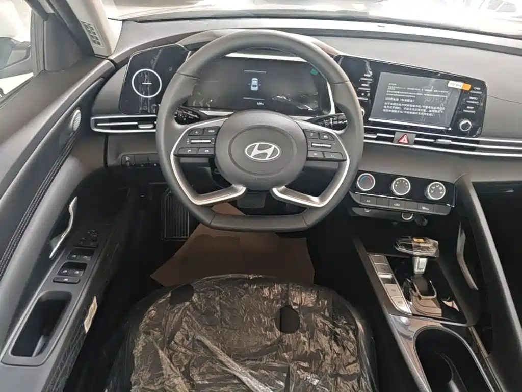 Photo 11 - Hyundai Elantra