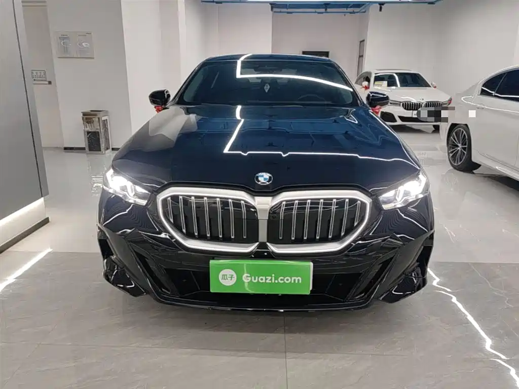 BMW 5 Series 2026 530Li Leading M Sport Package фото 3