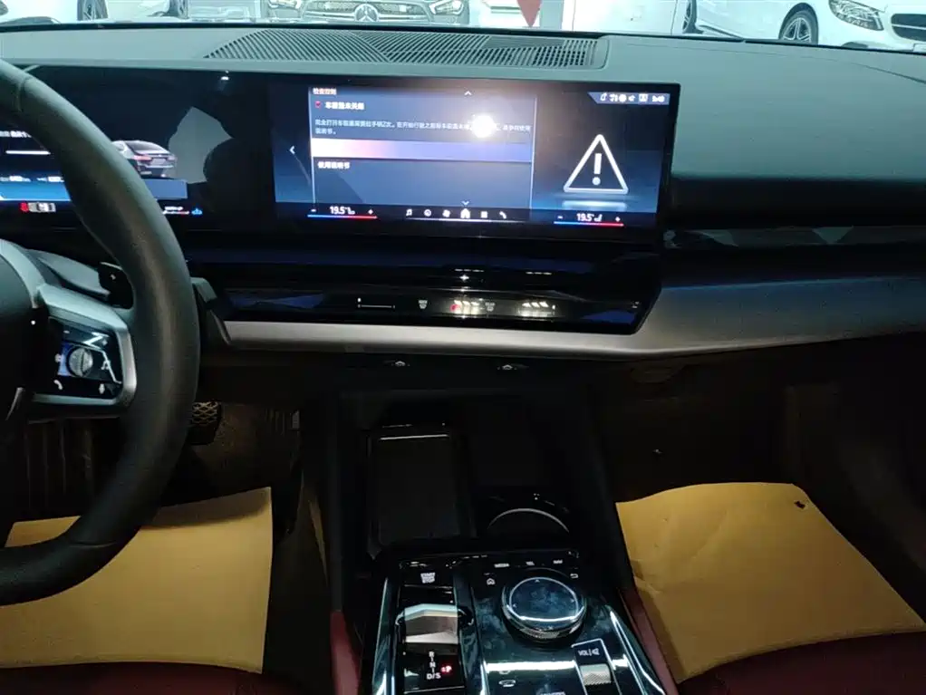 BMW 5 Series 2026 530Li Leading M Sport Package фото 13