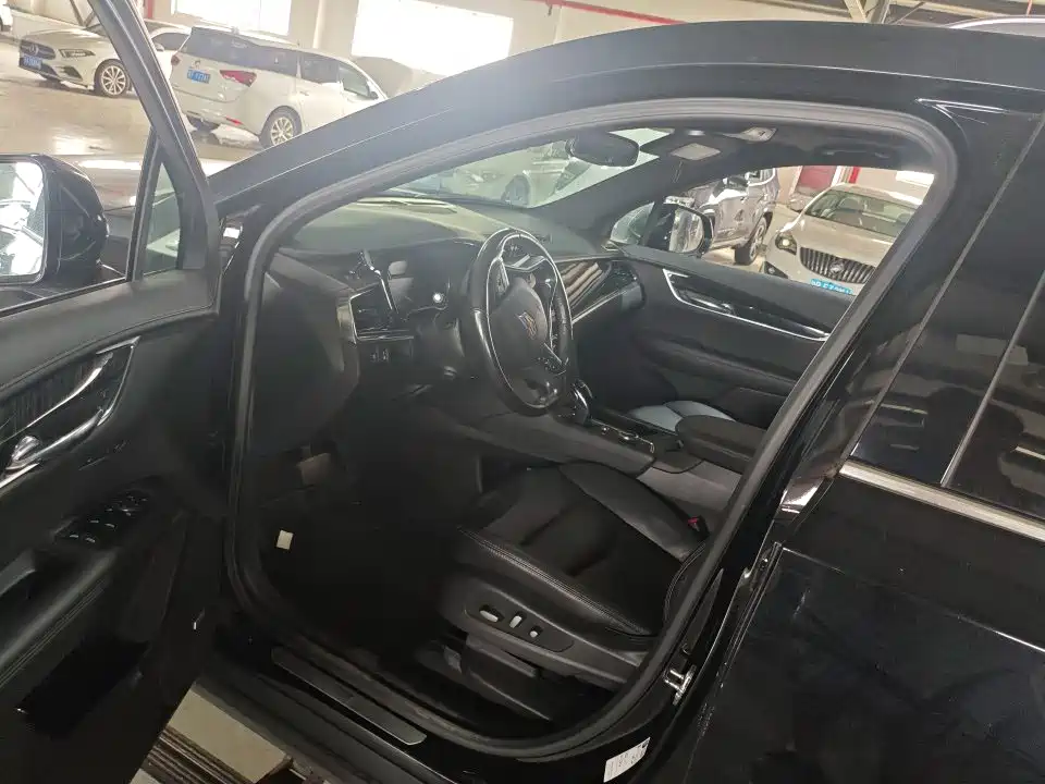 Photo 4 - Cadillac XT6