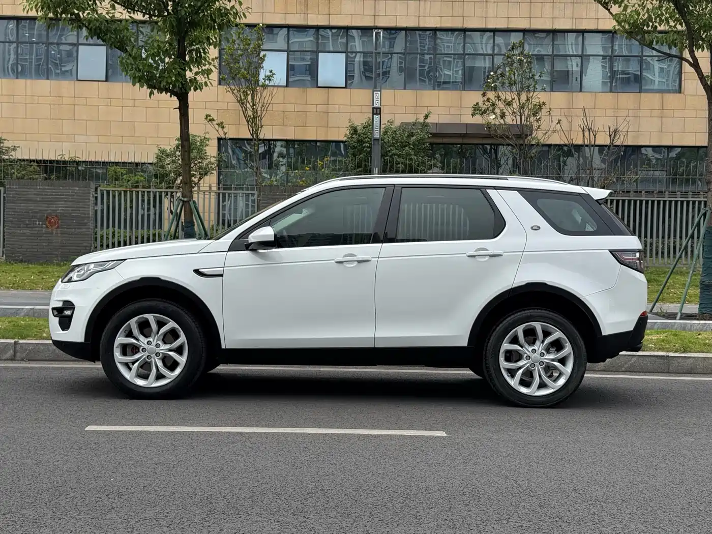 Land Rover Discovery Sport 2016 2.0T HSE фото 18
