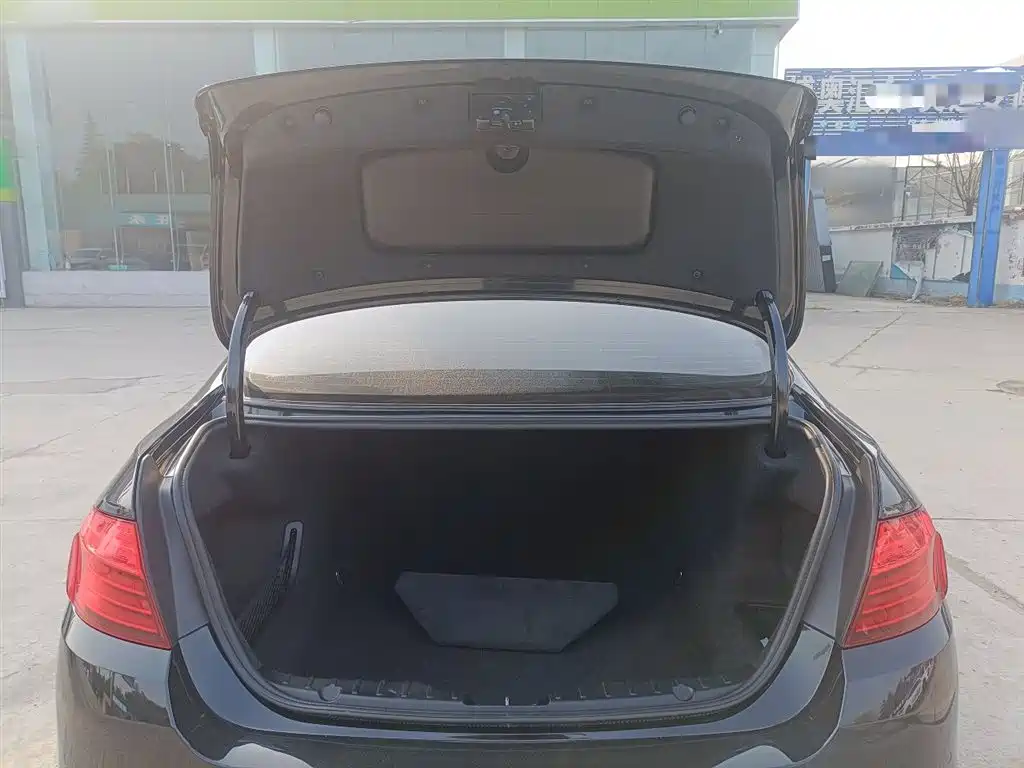 BMW 5 Series 2014 525Li Leading фото 19