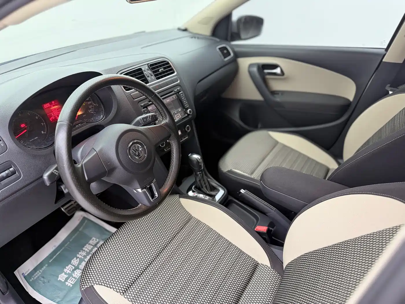 Volkswagen Polo 2012 1.6L Cross Polo AT фото 4