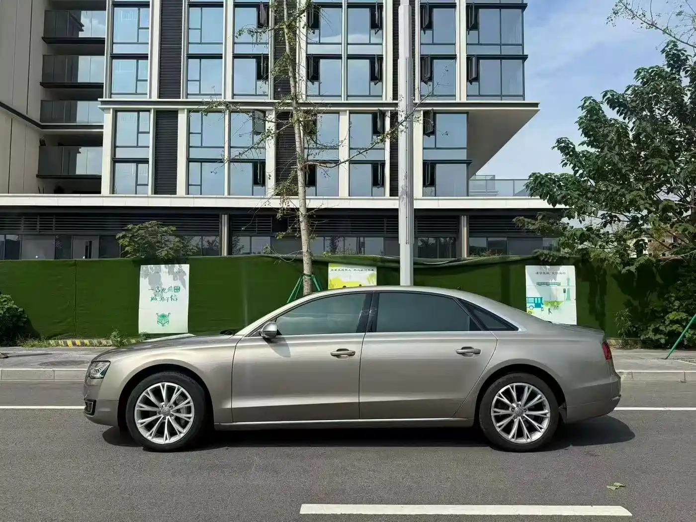 Photo 7 - Audi A8