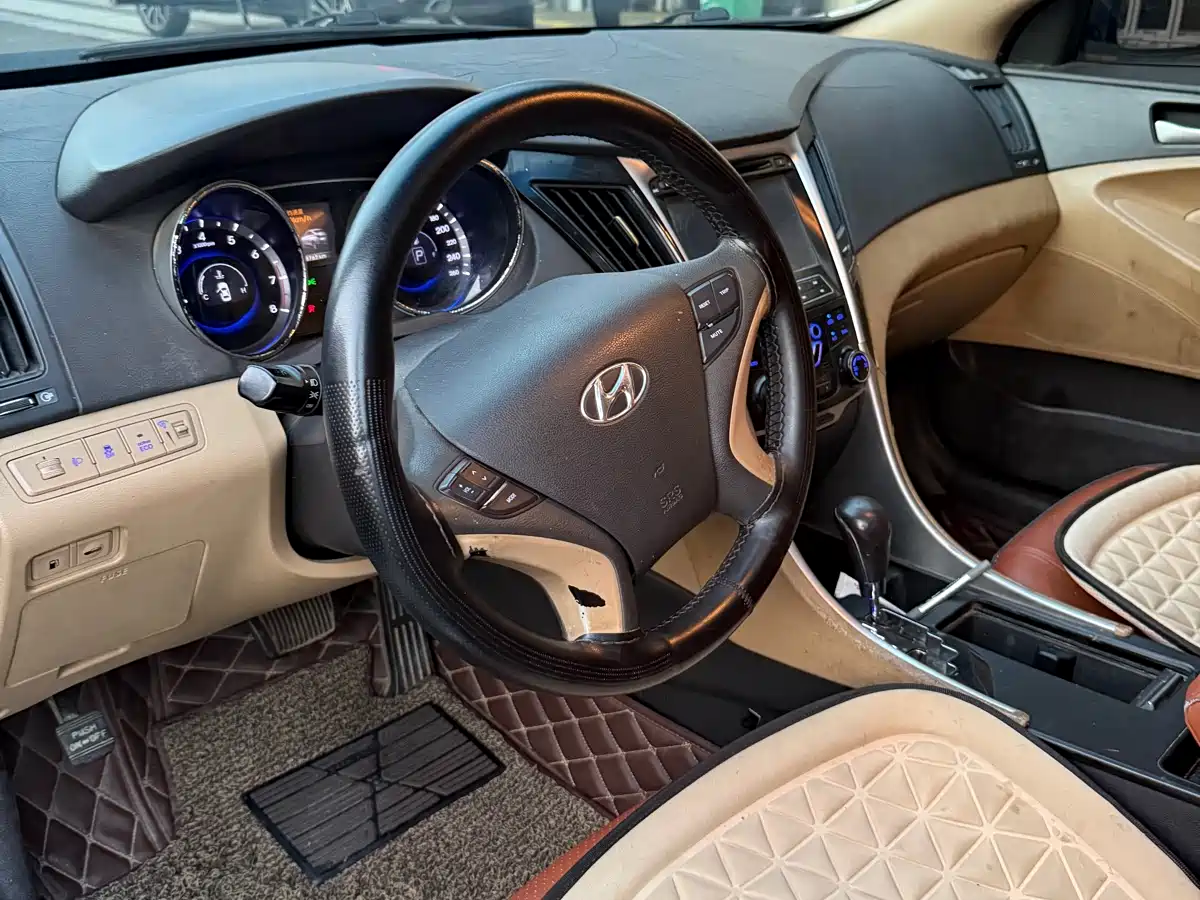 Hyundai Sonata 2011 2.0L Auto Leading Edition фото 5