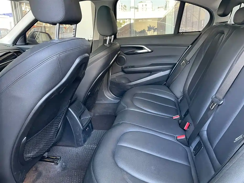 BMW 1 Series 2019 118i M Sport Package фото 9