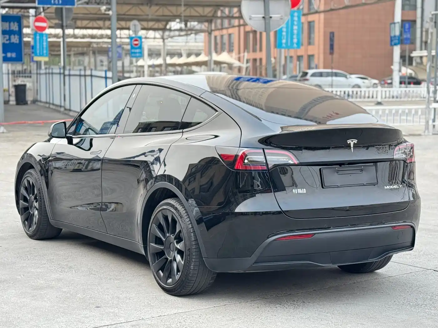 TESLA MODEL Y
