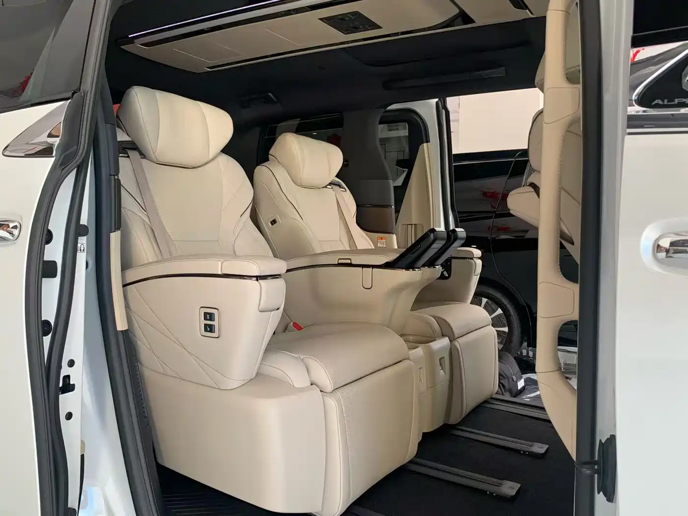 Toyota Alphard 2024 Hybrid 2.5L Ultimate Enjoyment Edition фото 7