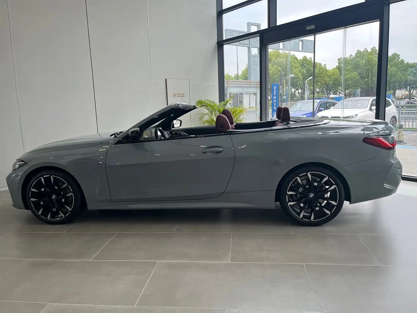 BMW 4 Series 2024 430i Convertible M Sport Shadow Edition фото 8