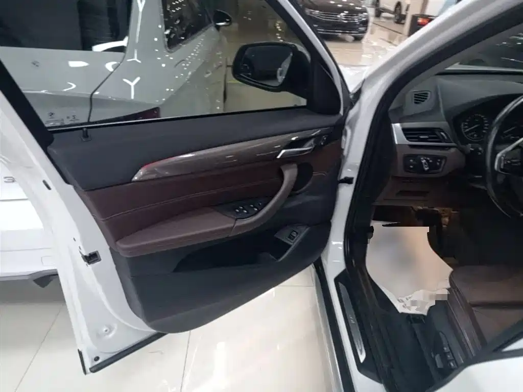 BMW X1 2016 sDrive20Li Luxury Model фото 16