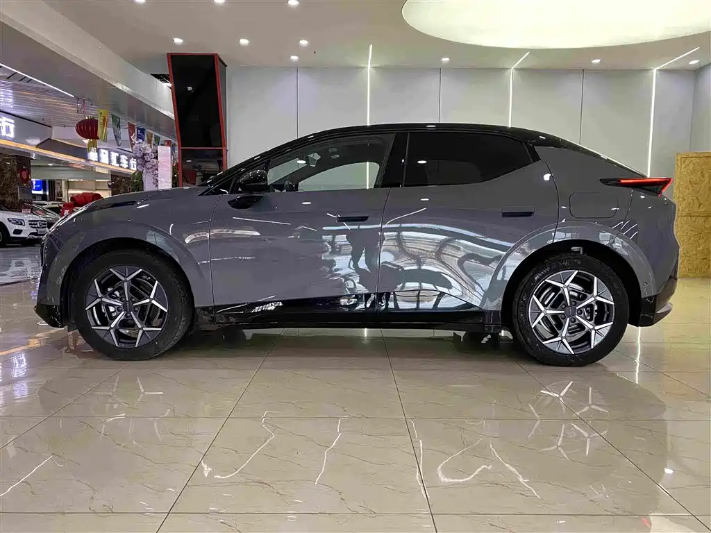 صورة 6 - Lynk & Co Z20