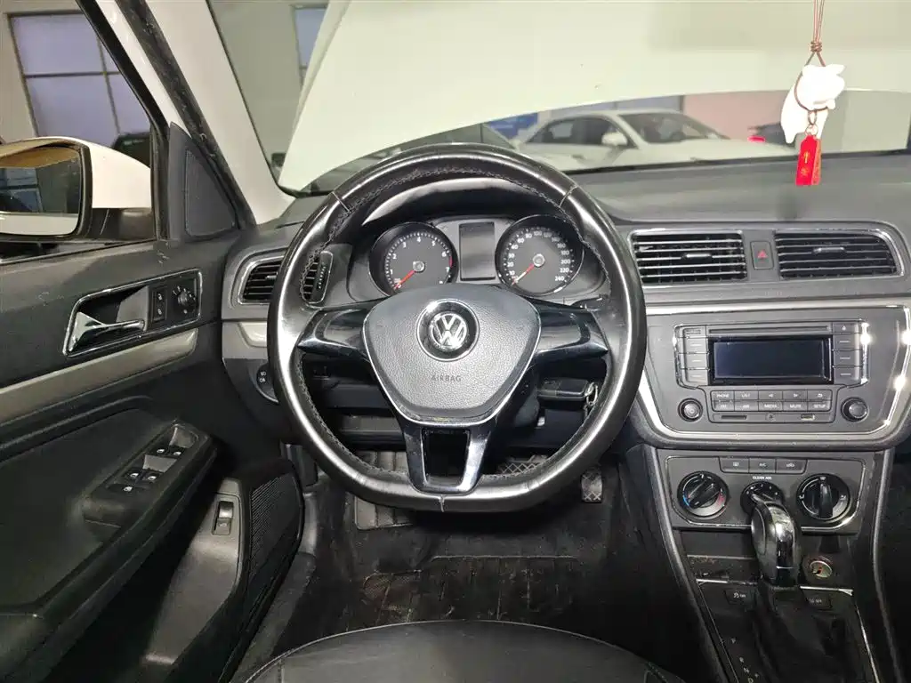 Volkswagen Lavida 2015 1.6L Automatic Comfort Edition фото 17
