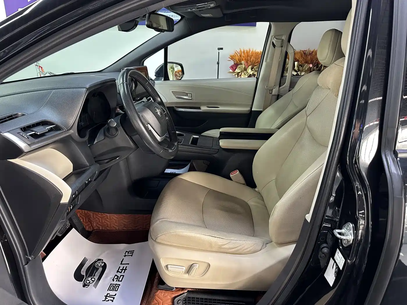Toyota Sienna 2023 2.5L Hybrid Luxury Edition фото 4