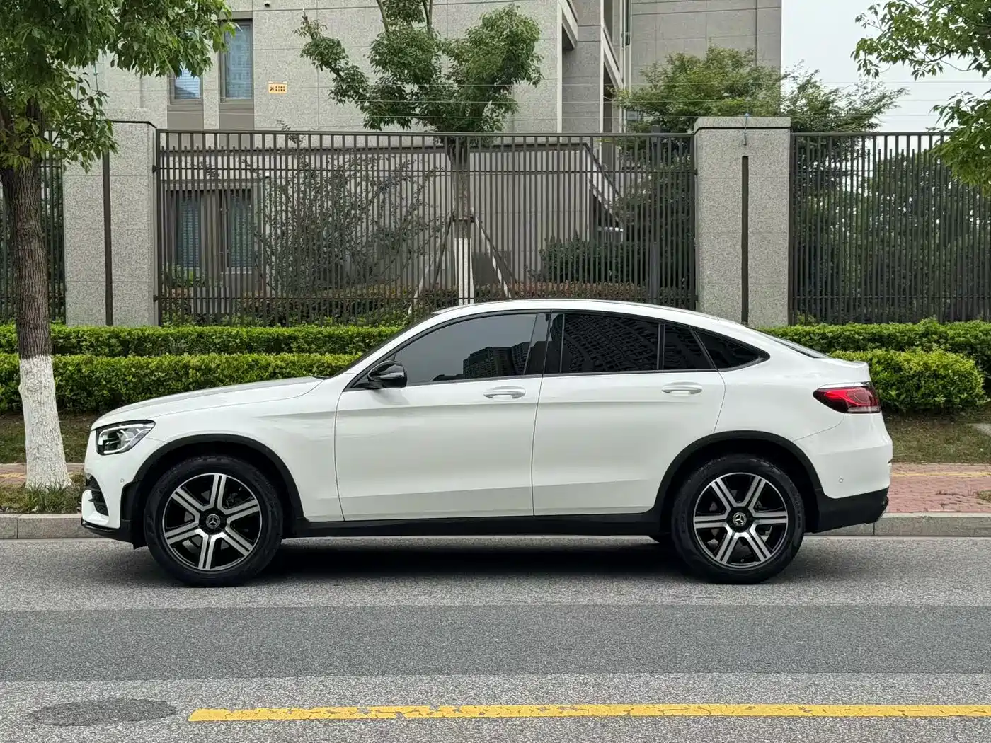Mercedes-Benz GLC Coupe 2022 Facelift GLC 260 4MATIC Coupe SUV фото 9
