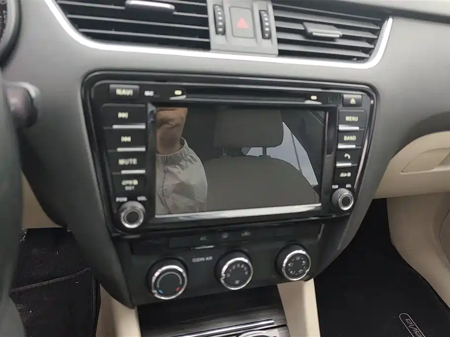 Škoda Octavia 2016 1.6L Automatic Smart Edition фото 13