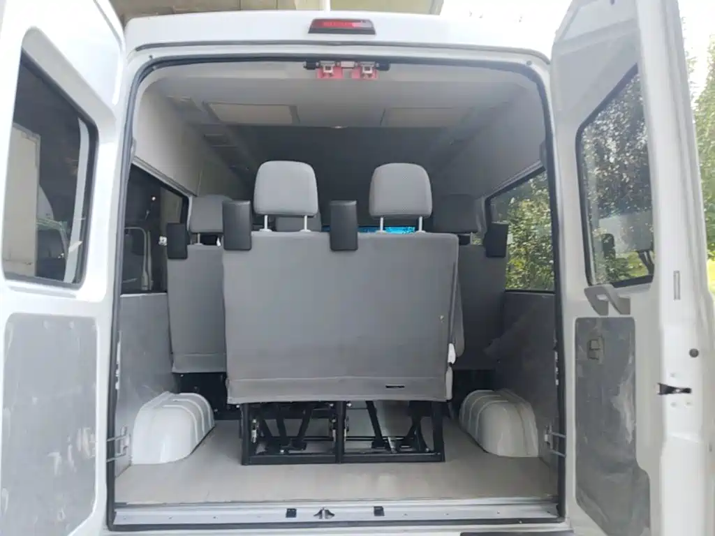 Iveco Daily 2023 2021 2.5T A35 M1 Bus 5-9 Seats Short Wheelbase Medium Roof Single Tire Manual Door