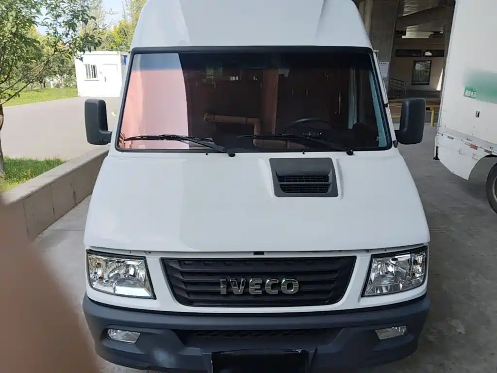 Iveco Daily 2023 2021 2.5T A35 M1 Bus 5-9 Seats Short Wheelbase Medium Roof Single Tire Manual Door