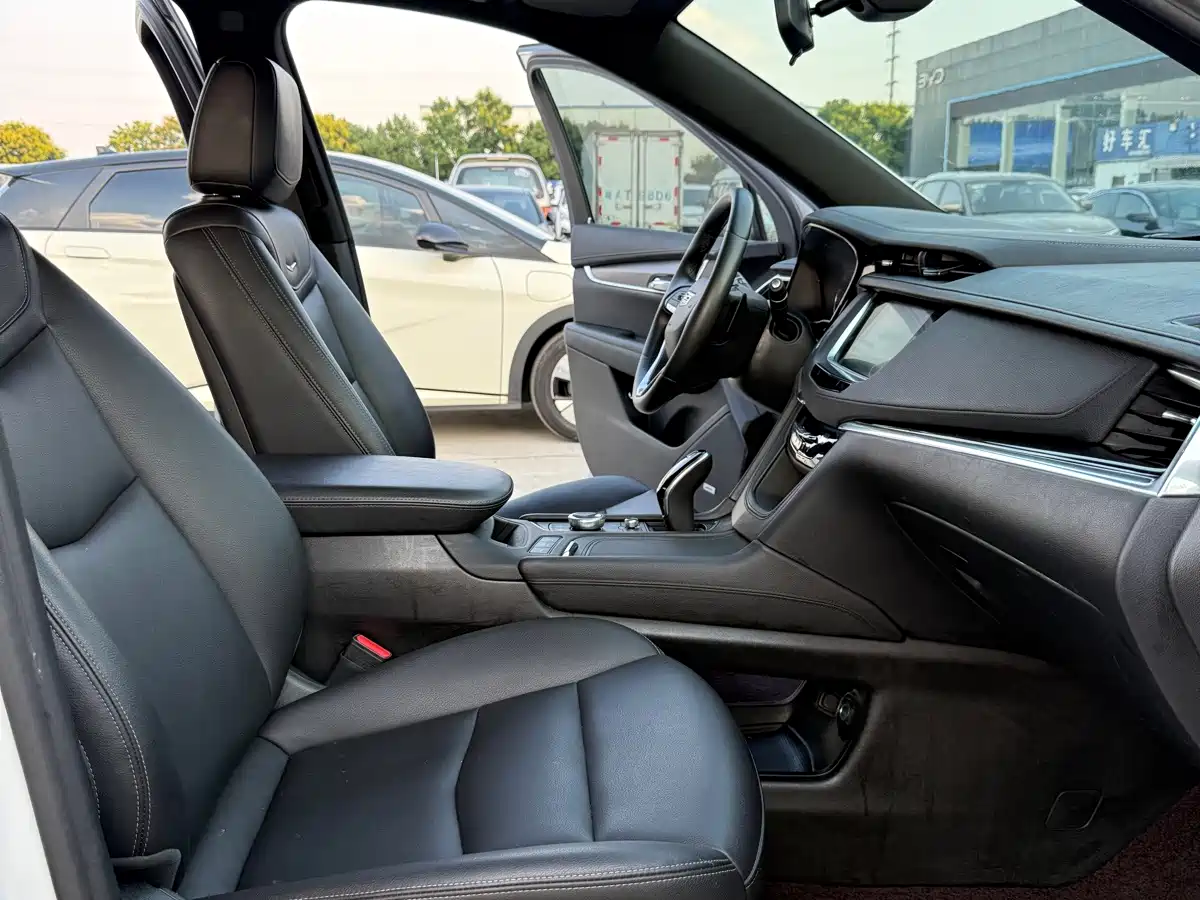 Photo 8 - Cadillac XT6