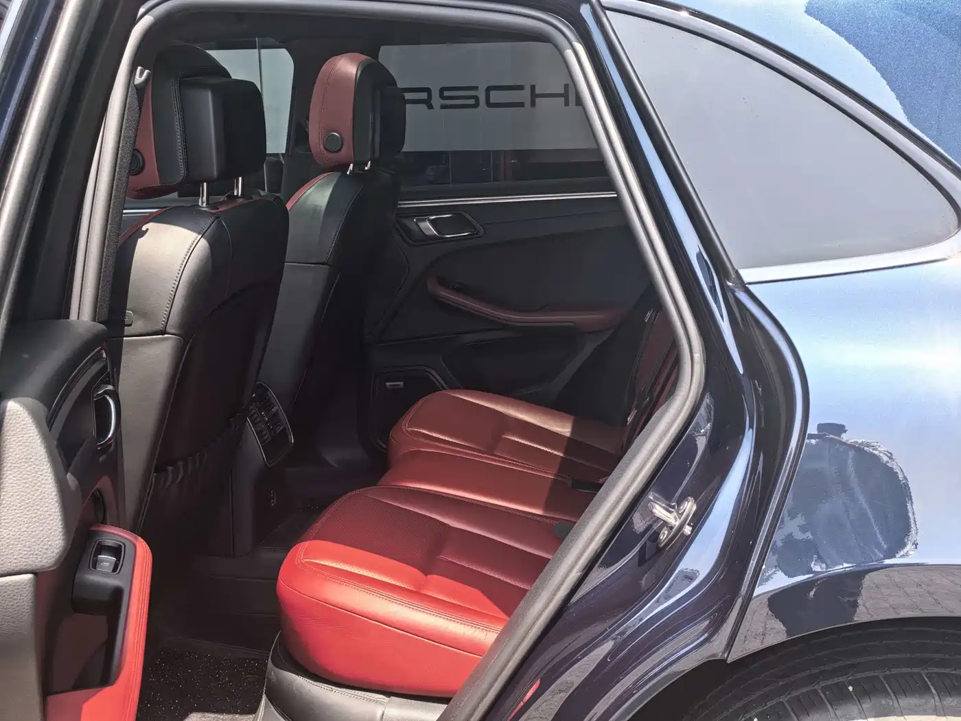 PORSCHE MACAN