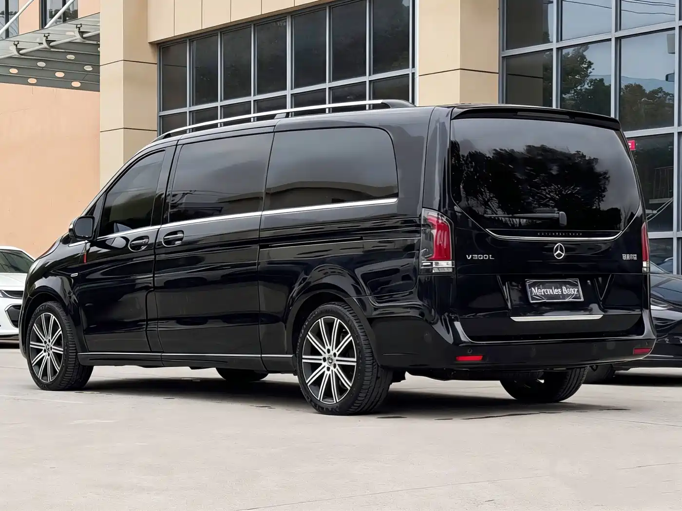 Mercedes-Benz V-Class 2024 V 300 L Long Wheelbase Luxury Edition фото 6