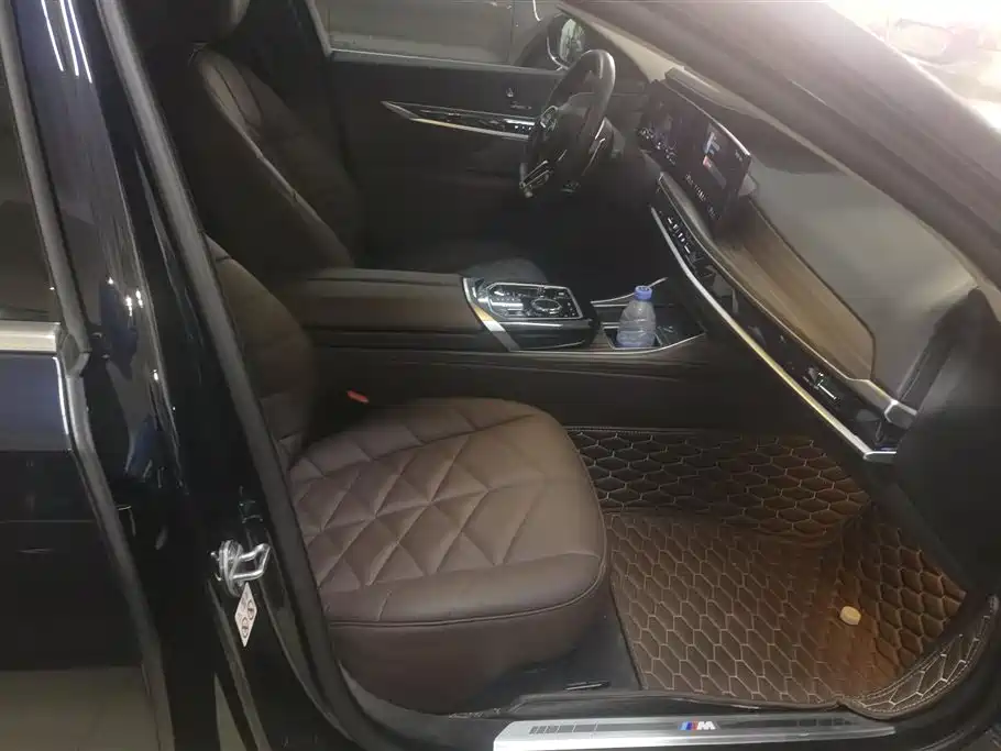 BMW 7 Series 2023 Model 735Li M Sport Package фото 8