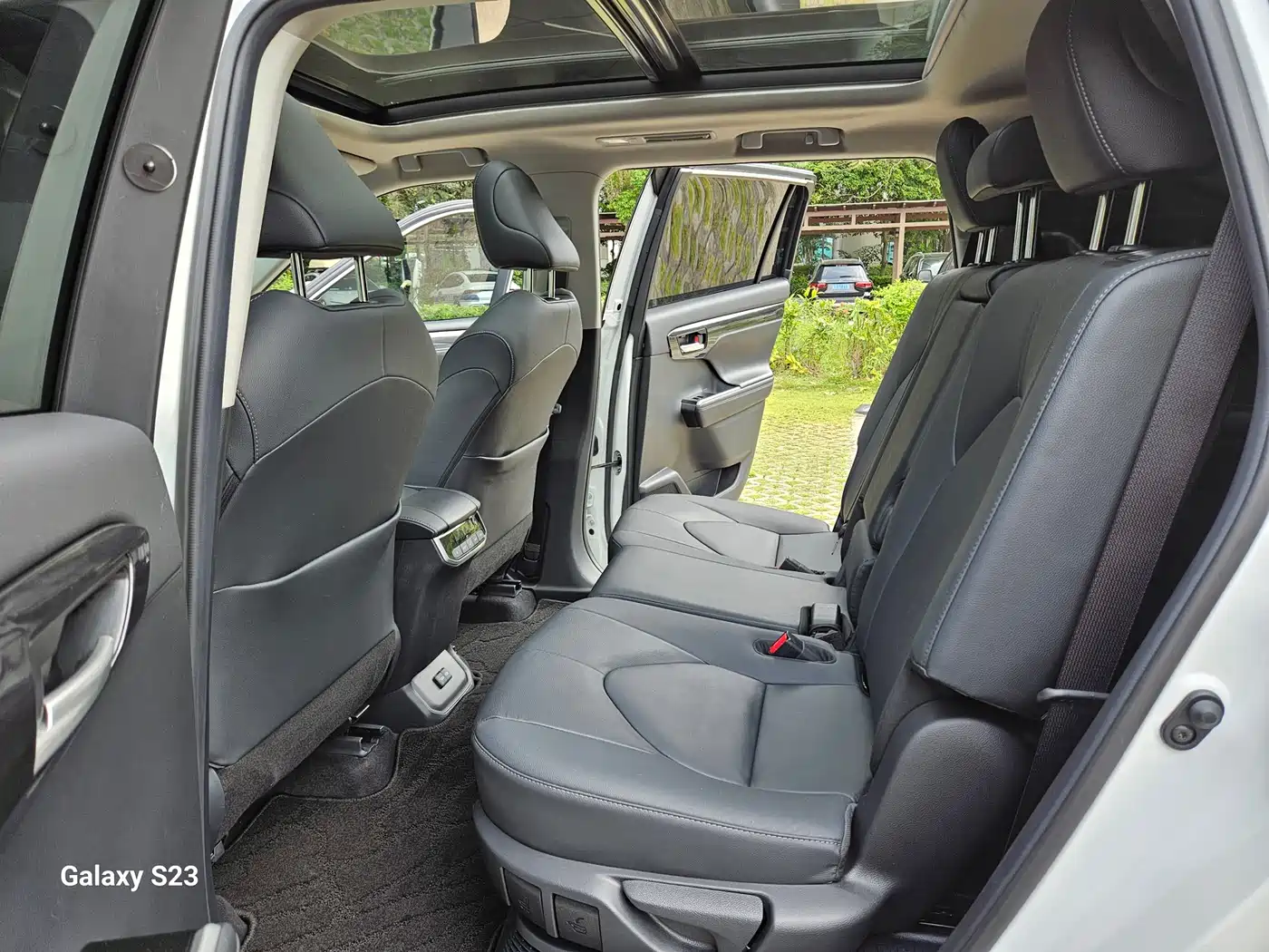 Toyota Highlander 2022 Dual Engine 2.5L 2WD Premium 7-Seater фото 15