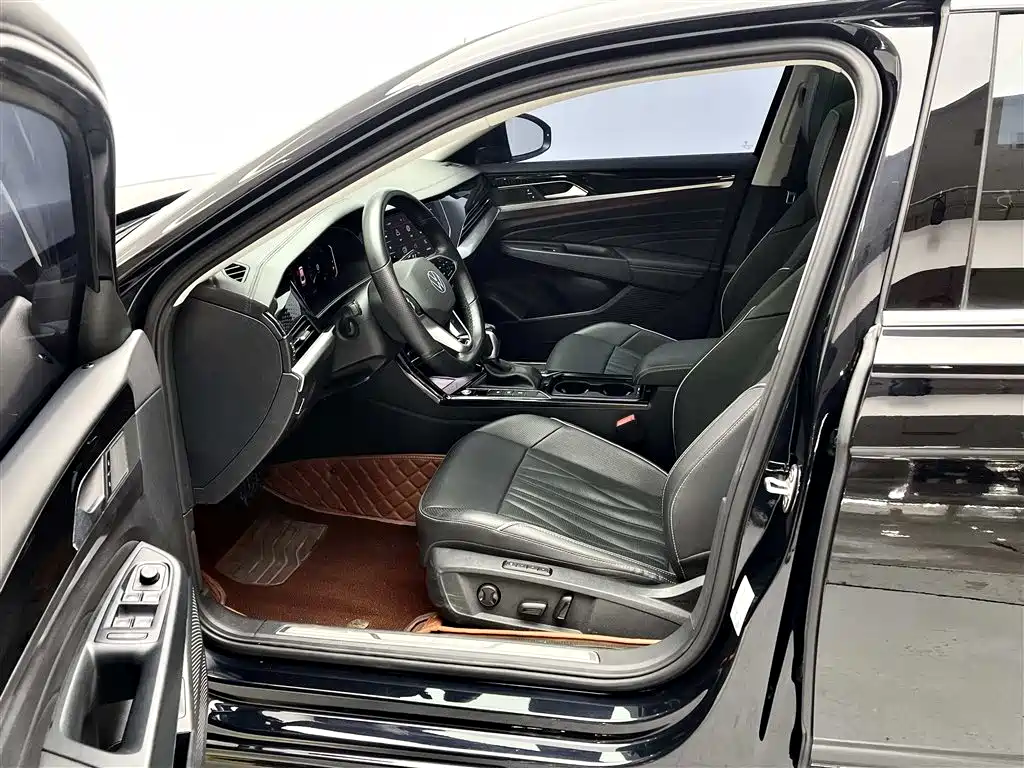 Volkswagen Passat 2023 330TSI Luxury Edition фото 9