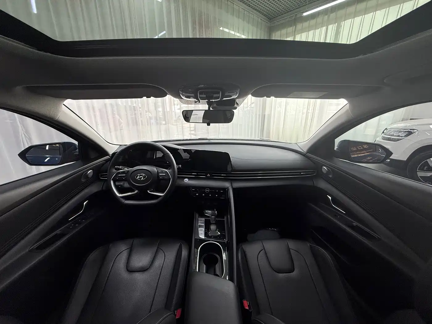 Hyundai Elantra 2022 1.5L CVT LUX Premium Edition фото 17