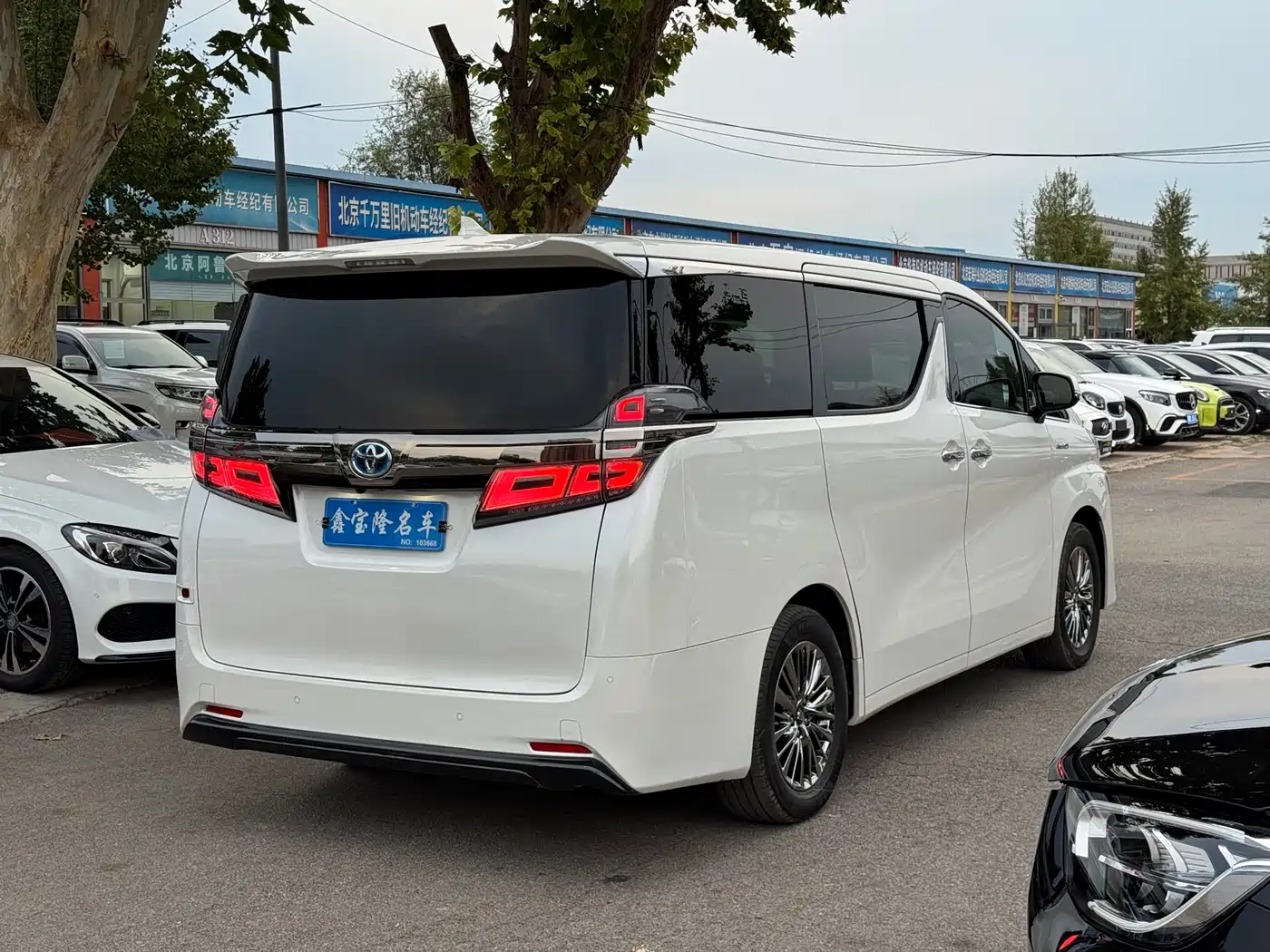 Toyota Vellfire 2021 Crown Hybrid 2.5L HV Premium Edition фото 4