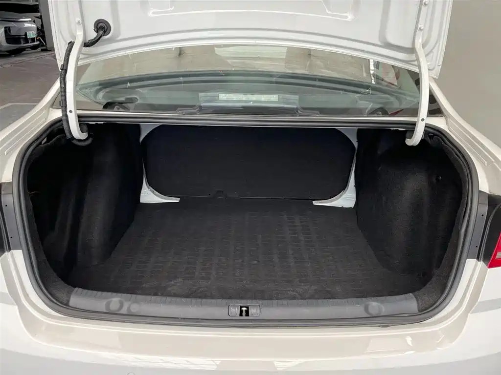 Volkswagen Lavida 2015 1.6L Automatic Trend Edition фото 13