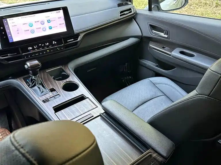 Фото 13 - Toyota Sienna