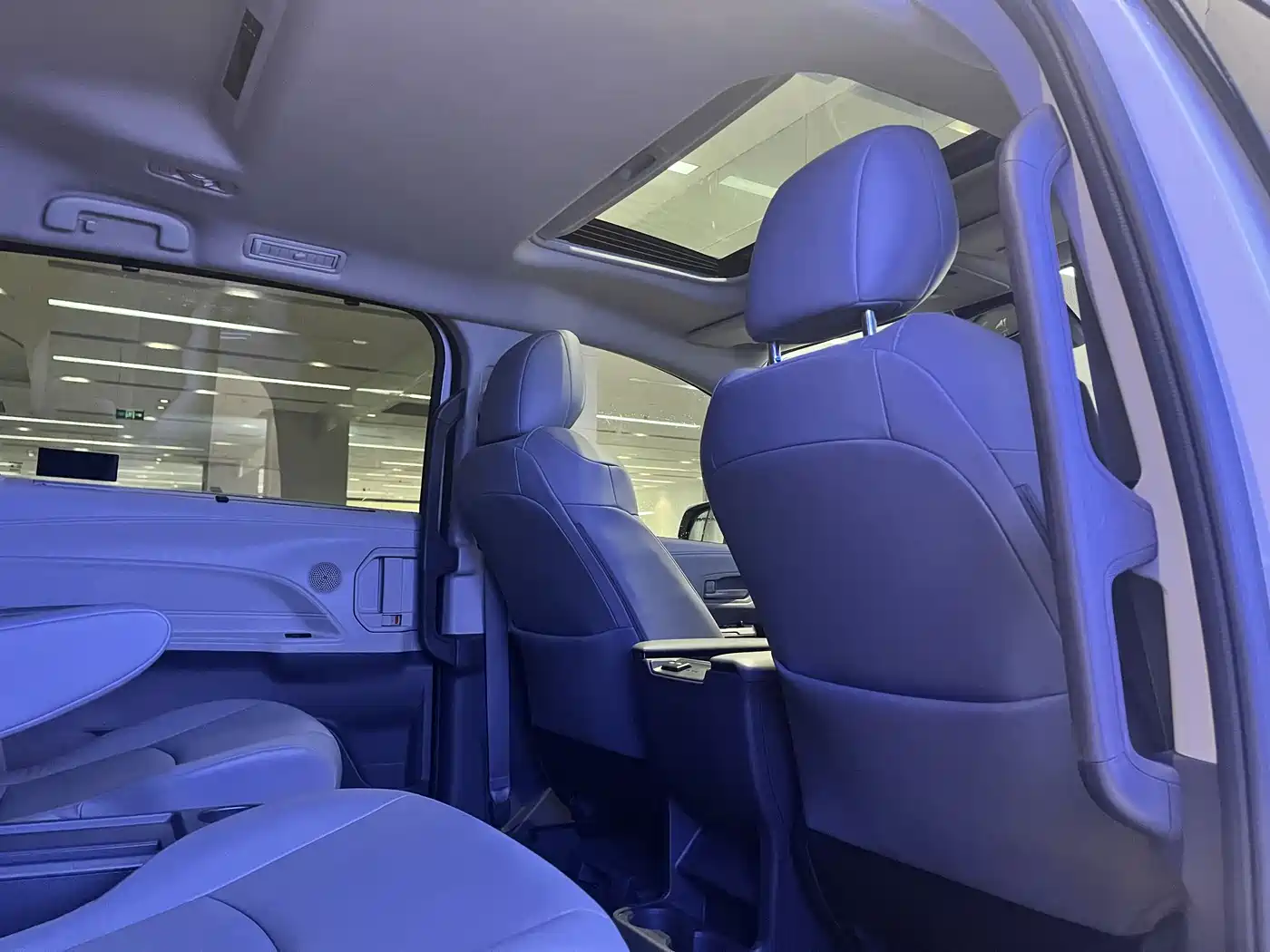 Toyota Granvia 2024 2.5L Hybrid Comfort фото 8