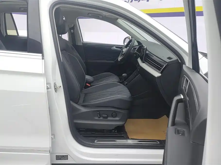Volkswagen Tiguan L 2024 330TSI Automatic 2WD R-Line Premium Enjoyment Edition фото 8