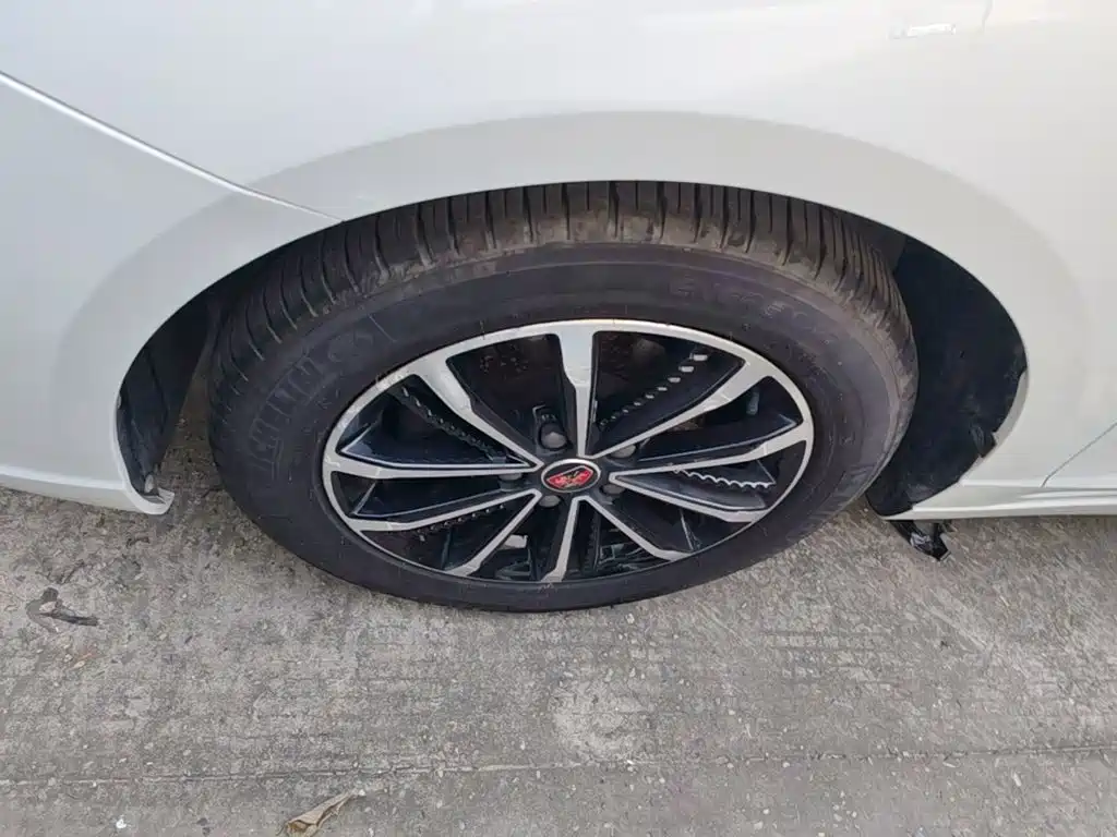 Фото 23 - Roewe i5
