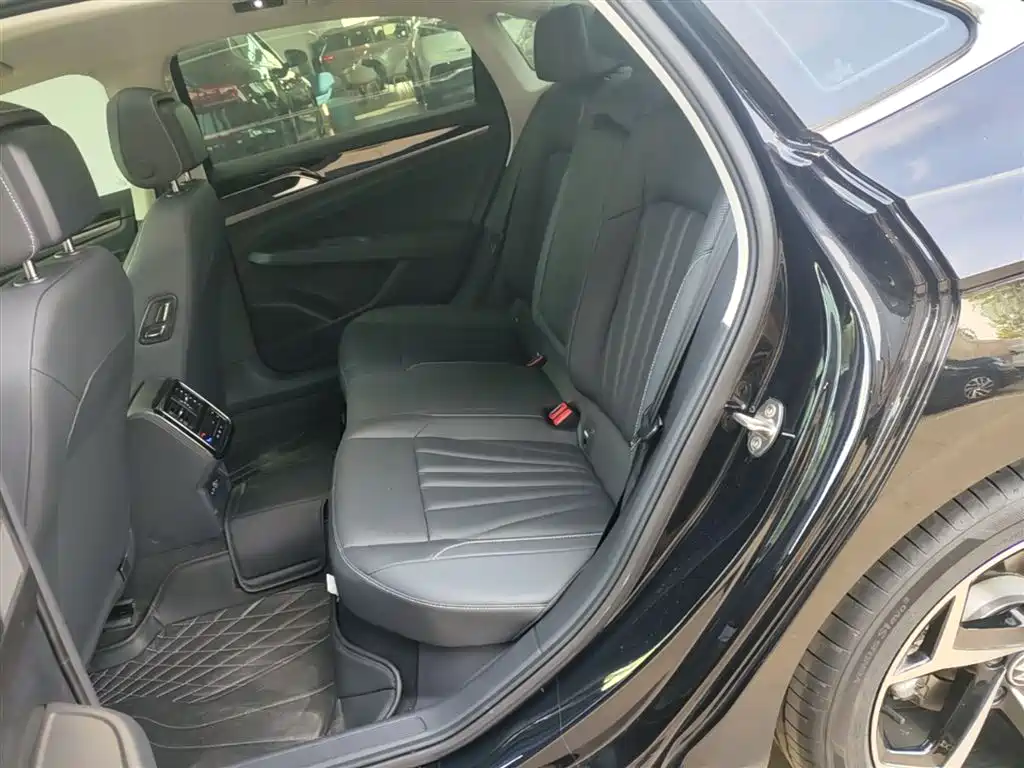Volkswagen Passat 2025 Outstanding 380TSI Starlight Dragon Soaring Edition фото 17