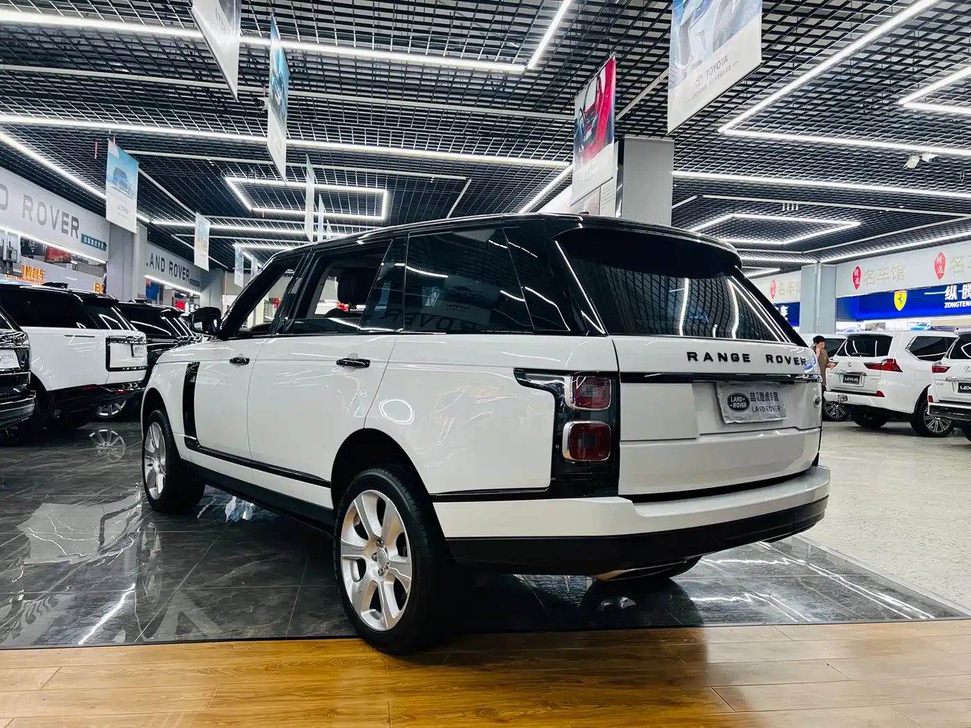 Land Rover Range Rover 2019 3.0 SC V6 Heritage Extended Edition фото 6