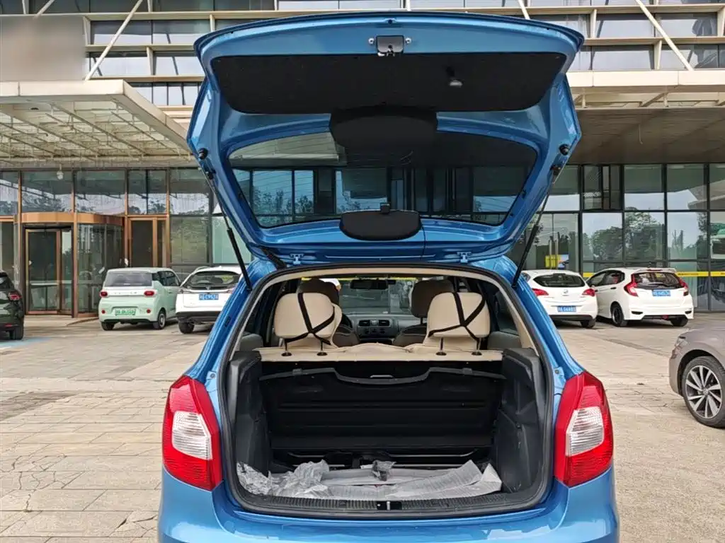 Škoda Fabia 2014 1.4L Automatic Crystal Spirit Edition фото 19