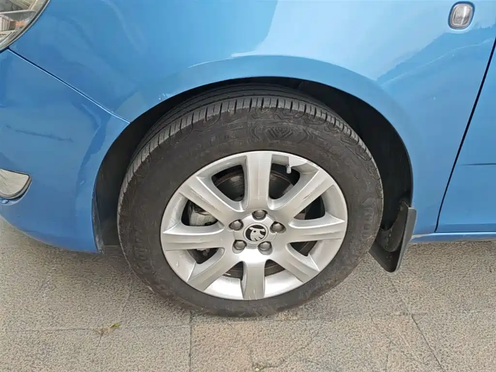 Škoda Fabia 2014 1.4L Automatic Crystal Spirit Edition фото 23