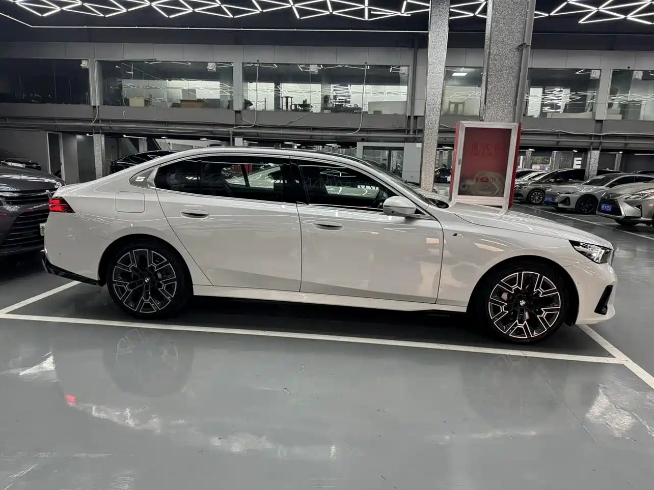 BMW 5 Series 2025 530Li Leading Luxury Package фото 9